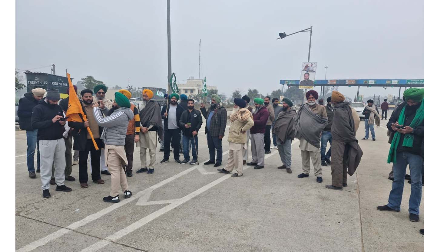 राष्ट्रीय न्याय मोर्चा के आह्वान पर भारतीय किसान यूनियन राजेवाल के नेताओं ने अजीजपुर टोल प्लाजा को टोल टैक्स से मुक्त कर दिया।